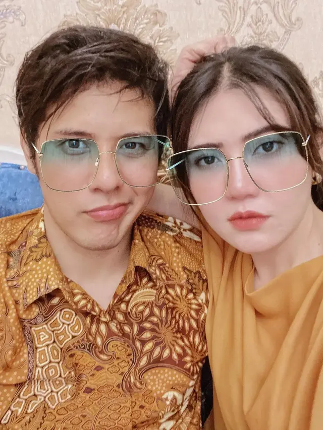 7 Gaya Via Vallen Tampil Kompak dengan Kekasih Ini Didoakan Segera Menikah