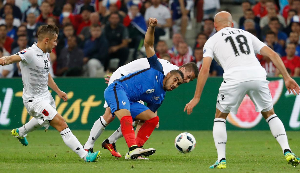 Gelandang Prancis, Dimitri Payet berusaha membawa bola dari kawalan sejumlah pemain Albania pada pertandingan Grup A Piala Eropa 2016 Stade Velodrome, Marseille, Prancis, Kamis (16/6). Prancis menang atas Albania dengan skor 2-0. (REUTERS/Yves Herman)