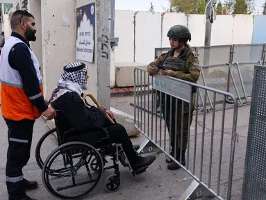 Seorang pria Muslim Palestina yang menggunakan kursi roda tiba di pos pemeriksaan Israel di Bethlehem, Tepi Barat yang diduduki Israel, pada 14 Maret 2025. (Hazem BADER/AFP)