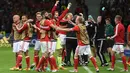 Para pemain dan Official Wales merayakan kemenangan timnya atas Belgia 3-1 pada perempat final Piala Eropa 2016 di Stade Pierre-Mauroy, Lille, Prancis, Sabtu (2/7/2016) dini hari WIB. (AFP/Paul Ellis)