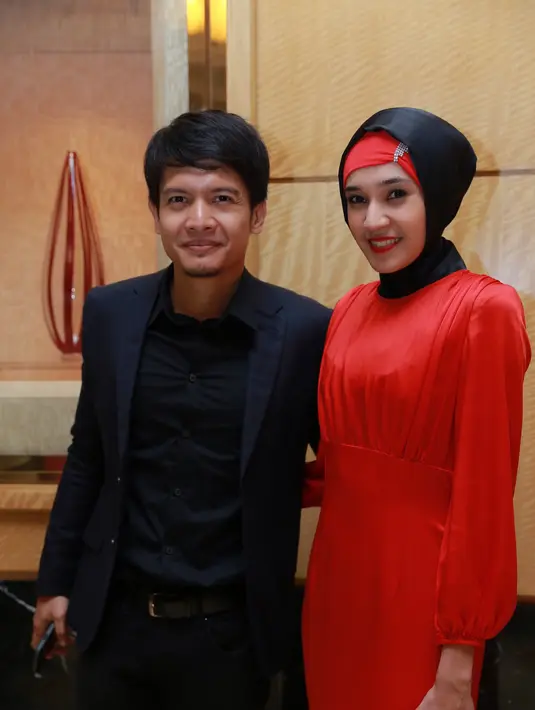 "Karena katanya berhijab bukan paksaan. Aku pengen cerita ke Dimas saat itu tapi hati aku lagi bergejolak," kata Dhini Aminarti saat ditemui kawasan Bintaro, Tangerang Selatan. (Galih W Satria/Bintang.com)