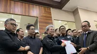 Tim hukum dari Tim Pemenangan Nasional (TPN) Ganjar Pranowo-Mahfud Md&nbsp;mendaftarkan gugatan permohonan perkara Perselisihan Hasil Pemilihan Umum (PHPU) 2024 di Mahkamah Konstitusi (MK), Sabtu sore (23/3/2024). (Liputan6.com/Delvira Hutabarat)