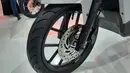 Kaki-kaki depan skutik ini menggunakan sistem suspensi telescopic. Motor ini mengandalkan sistem pengereman double disc brake yang tertanam di roda depan dan belakang.