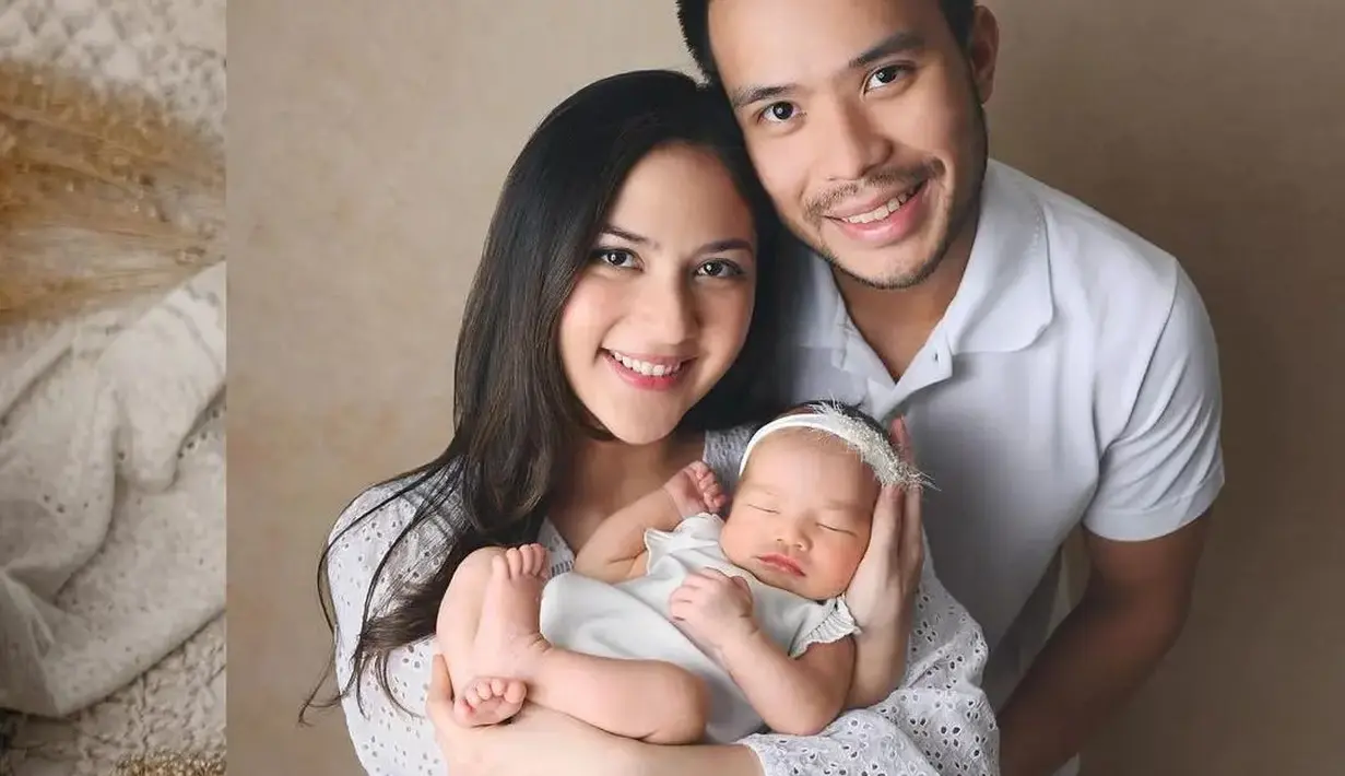 Melihat momen photoshoot pertama baby Kyarra bersama mama-papanya. Keluarga kecil ini tampil sempurna dengan outfit serba putih. [Foto: Instagram/jesicamila03]