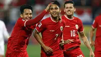 Hasil fantastis ditorehkan Timnas Indonesia U-23 di ajang Piala Asia U-23 2024. Berstatus tim debutan, Garuda Muda sukses melaju ke perempatfinal setelah pada laga pamungkas Grup A di Abdullah bin Khalifa Stadium, Doha, Qatar, Minggu (21/4/2024) menghancurkan Yordania U-23 dengan kemenangan 4-1. Empat gol kemenangan anak asuh Shin Tae-yong dicetak oleh Marselino Ferdinan (23' dan 70'), Witan Sulaeman (40) dan Komang Teguh (86'). Satu-satunya gol Yordania U-23 tercipta akibat gol bunuh diri Justin Hubner (79'). (AFP/Karim Jaafar)