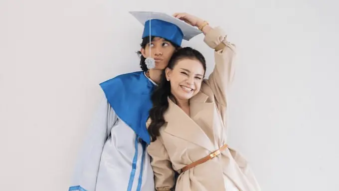 Tampilan Rossa saat antar wisuda anak