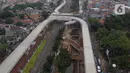 Foto udara suasana pembangunan jalan layang tapal kuda di kawasan Lenteng Agung, Jakarta, Rabu (5/8/2020). Progres pembangunan jalan layang tapal kuda di Lenteng Agung saat ini sudah mencapai 75 persen dan ditargetkan selesai pada Desember 2020. (Liputan6.com/Helmi Fithriansyah)