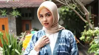 Berikut gaya stylish Revalina S Temat daat menjalani Ramadan Pertama setelah berhijab.
