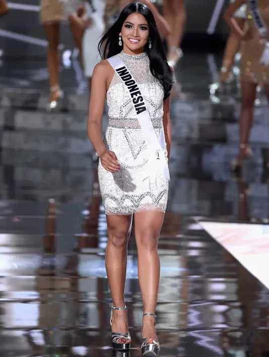 Puteri Indonesia 2015 Anindya Kusuma Putri saat berlenggak-lenggok dalam ajang Miss Universe 2015 di The AXIS Las Vegas, AS, Minggu (20/12). Kontestan asal Indonesia itu berhasil masuk ke-15 besar. (Ethan Miller/Getty Images/AFP)