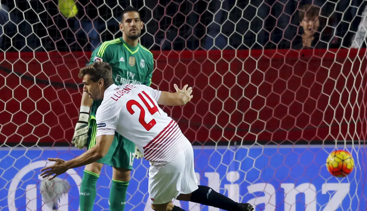 Penyerang Sevilla, Fernando Llorente melakukan selebrasi usai mencetak gol kegawang Real Madrid pada lanjutan La Liga di Estadio Ramon Sanchez Pizjuan, Spanyol (9/11/2015). Sevilla menang atas Real Madrid dengan skor 3-2. (REUTERS/Marcelo del Pozo)