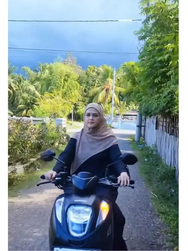 Merasa Sangat Rindu, Ini 6 Potret Cut Meyriska Ziarah ke Makam Ayah di Aceh