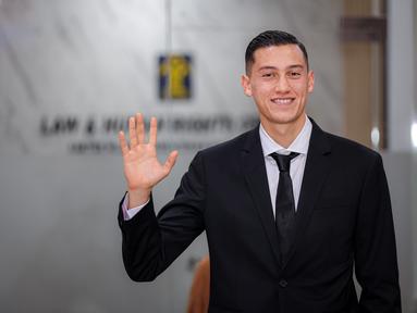 Pemain naturalisasi Indonesia, Jay Idzes memberikan pose saat menunggu pengambilan sumpah pewarganegaraan sebagai WNI di Kantor Wilayah Kementerian Hukum dan HAM, Cawang, Jakarta Timur, Kamis (28/12/2023). (Bola.com/Bagaskara Lazuardi)