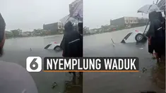 Terlihat sebuah mobil berwarna putih sudah terendam air hampir seluruhnya.