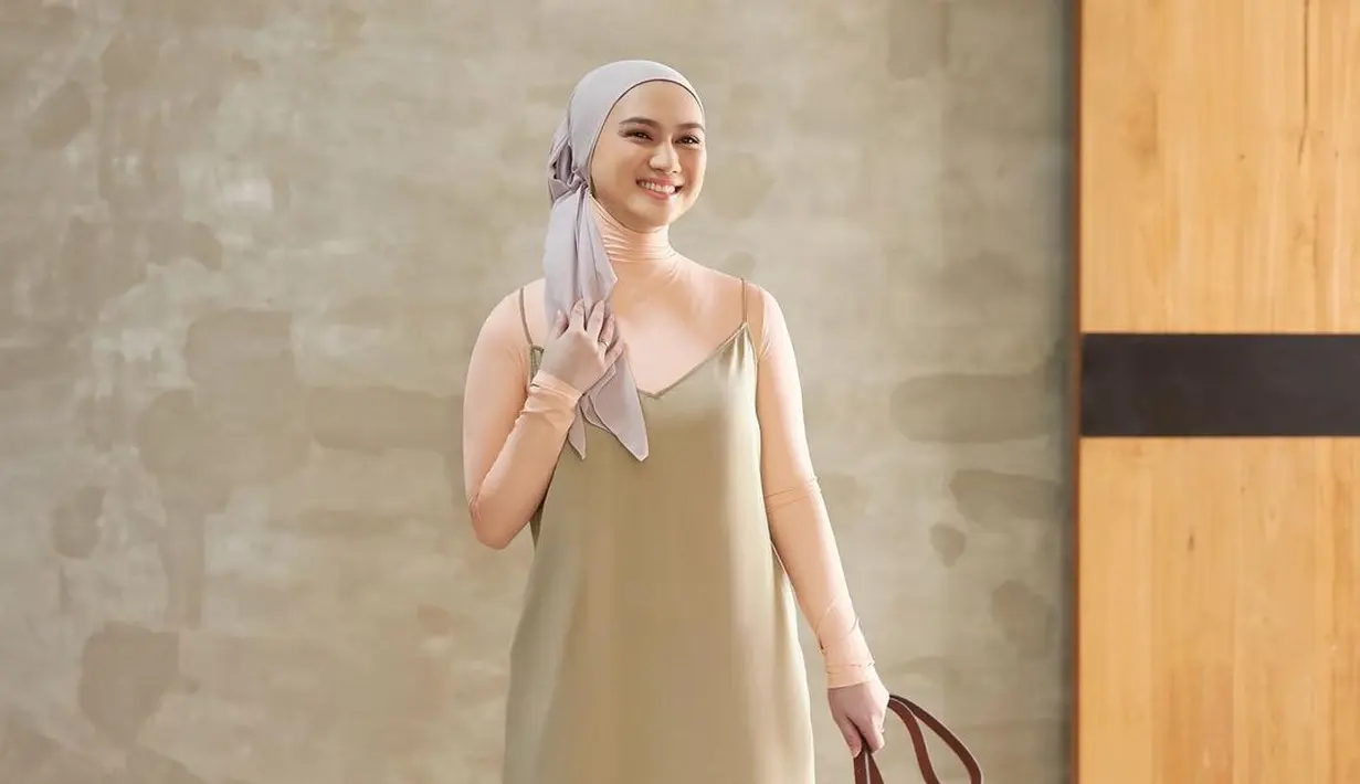 Melody Eks JKT48 tampil serba pastel mengenakan hijab segi empat yang dibentuk turban. [@melodylaksani92].