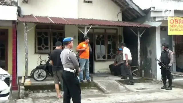 Polisi menggeledah rumah mertua salah satu terduga teroris. Terduga teroris, NK sempat menginap di rumah mertua dan dicurigai menyimpan barang bukti.