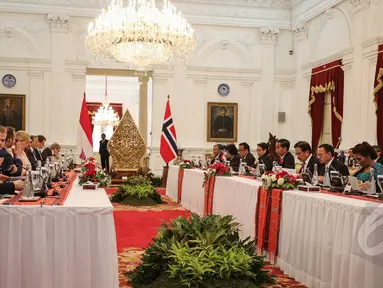 Presiden Joko Widodo bersama Perdana Menteri (PM) Norwegia, Erna Solberg saat melakukan pertemuan di Istana Negara, Jakarta, Selasa (14/4/215). Kunjungan PM Norwegia Erna Solberg dalam rangka mempererat hubungan bilateral. (Liputan6.com/Faizal Fanani)