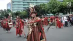 Seniman menampilkan tarian Kabasaran pada kegiatan Car Free Day di kawasan Bundaran HI, Jakarta, Minggu (17/3). Tari tradisional tersebut digelar dalam rangka memperkenalkan budaya Suku Minahasa kepada masyarakat. (merdeka.com/Iqbal S Nugroho)
