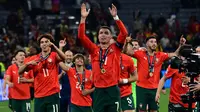 Dengan gelar juara UEFA Nations League 2025, Cristiano Ronaldo menegaskan statusnya sebagai salah satu pemain terbesar sepanjang masa. (Tobias SCHWARZ/AFP)