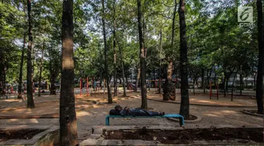 Seorang pria beristirahat di Taman Puring, Jakarta, Jumat (28/9). Pemprov DKI Jakarta akan melakukan revitalisasi Taman Puring yang mulai tak terawat pada tahun ini. (Liputan6.com/Faizal Fanani)
