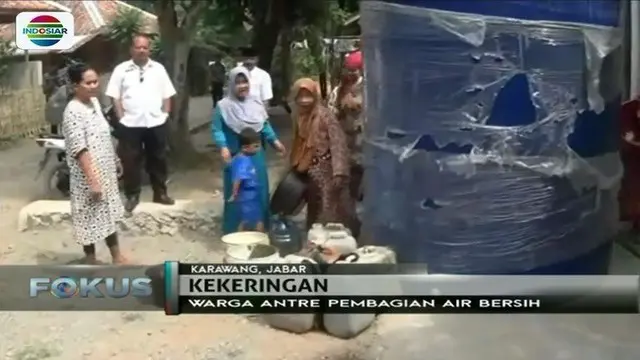 Kekeringan melanda Karawang, Jawa Barat. Warga terpaksa antre air bersih yang diberi harga Rp 6.000 per jerigen.