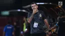 Pelatih Bhayangkara FC, Simon Mc Menemy memberi arahan pada pemainnya saat melawan Mitra Kukar dilanjutan Go-Jek Liga 1 Indonesia 2018 bersama Bukalapak di Stadion PTIK Jakarta, Kamis (17/5). Bhayangkara FC unggul 1-0. (Liputan6.com/Helmi Fithriansyah)
