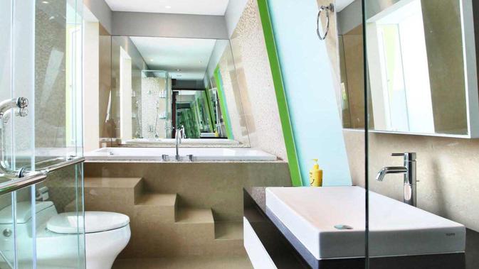 Kamar mandi rumah modern kontemporer karya Wastu Cipta Parama. (dok. Arsitag.com)