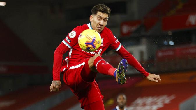 Striker Liverpool, Roberto Firmino, mengontrol bola saat melawan West Bromwich Albion pada laga Liga Inggris di Stadion Anfield, Minggu (27/12/2020). Kedua tim bermain imbang 1-1. (Clive Brunskill/Pool via AP)