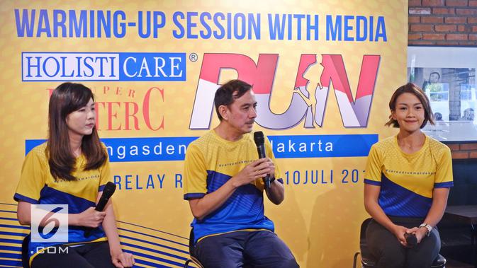 Warming-up Session with Media pada gelaran Holisticare Ester C Historic Run 74 kilometer (km) di kawasan Kuningan, Jakarta Selatan, 10 Juli 2019. (Liputan6.com/Asnida Riani)