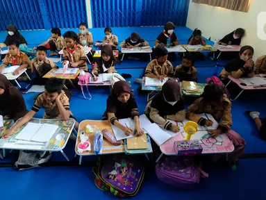 Sejumlah siswa belajar tanpa menggunakan meja dan kursi sekolah, di SDN Bojong Nangka 02, Kabupaten Bogor, Jawa Barat, Kamis (16/2/2023). Sudah lebih dari dua pekan, murid-murid di tiga ruang kelas  menerapkan kegiatan belajar mengajar beralas karpet karena belum tersedianya bangku dan meja. (merdeka.com/Arie Basuki)