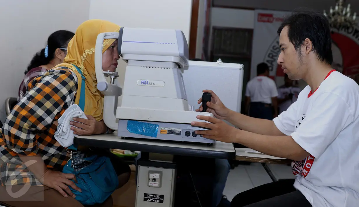 Warga melakukan pemeriksaan mata pada kegiatan bakti sosial yang dilakukan oleh kelompok Bara Badja di kawasan Cawang, Jakarta, Minggu (23/10). Bakal calon wakil gubernur DKI Djarot Saiful Hidayat menghadiri acara tersebut. (Liputan6.com/Gempur M Surya)