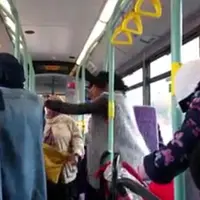 Karena mencaci maki dua perempuan muslim di bus kota London, orang ini ditahan pihak kepolisian.