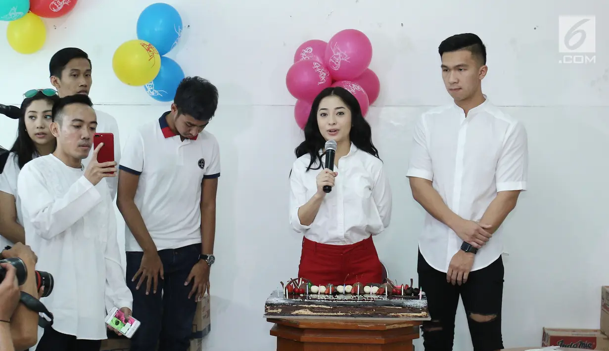 Aktris Nikita Willy dan kekasihnya Indra Djokosoetono memberikan sambutan di Yasasan Sayap Ibu, Jakarta, Kamis (29/6). Nikita Willy merayakan ulang tahun ke 23 tahun bersama 35 anak Yayasan Sayap ibu dari balita hingga SMP. (Liputan6.com/Herman Zakharia)