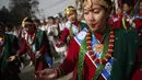 Peserta parade menari saat mengikuti perayaan "Tamu Losar", Kathmandu, Nepal, Jumat (30/12). Parade tersebut digelar untuk menyambut pergantian tahun. (AP Photo / Niranjan Shrestha)