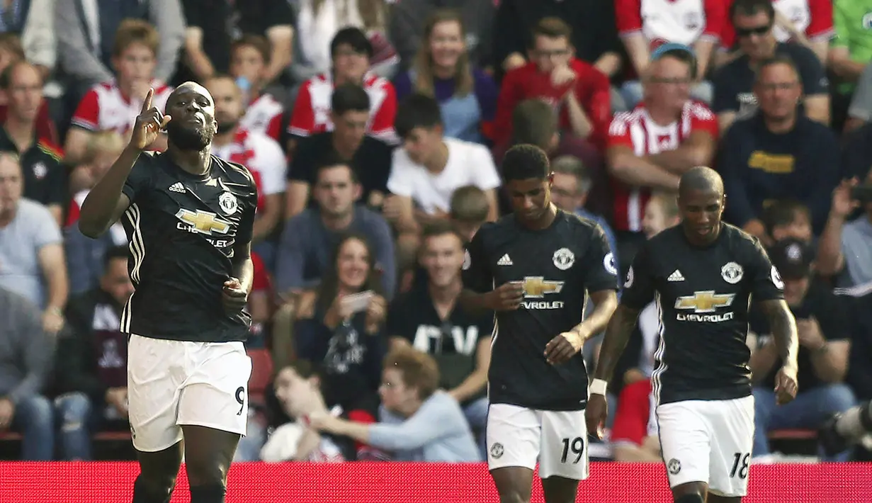 Striker Manchester United, Romelu Lukaku, melakukan selebrasi usai mencetak gol ke gawang Southampton pada laga Premier League di Stadion St Mary's, Sabtu (23/9/2017). Manchester United menang 1-0 atas Southampton. (AP/Andrew Matthews)