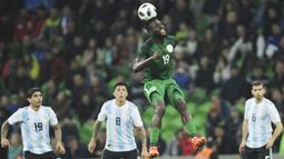 Gelandang Nigeria, John Ogu, menyundul bola saat melawan Argentina pada laga persahabatan di Stadion FK Krasnodar, Rabu (15/11/2017). Argentina kalah 2-4 dari Nigeria. (AP/Sergey Pivovarov)