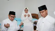 Pasangan Bacapres Anies Baswedan dan Bacawapres Muhaimin Iskandar (Cak Imin) bertemu Nyai Muhassonah Hasbullah, ibunda dari Cak Imin saat berkunjung di kompleks Pondok Pesantren (Ponpes) Mamba'ul Ma'arif Denanyar, Jombang, Jawa Timur, Jumat (29/9/2023). (Dok. Tim PKB)