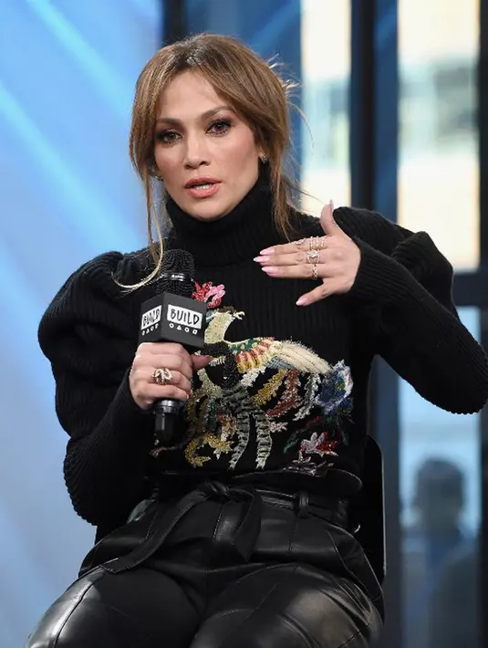 “Izinkan aku mengklarifikasi. Aku tidak bersama Drake (pacaran),” ucap JLo. “Mungkin hanya itu yang dapat aku katakan,” tambahnya. (AFP/Bintang.com)