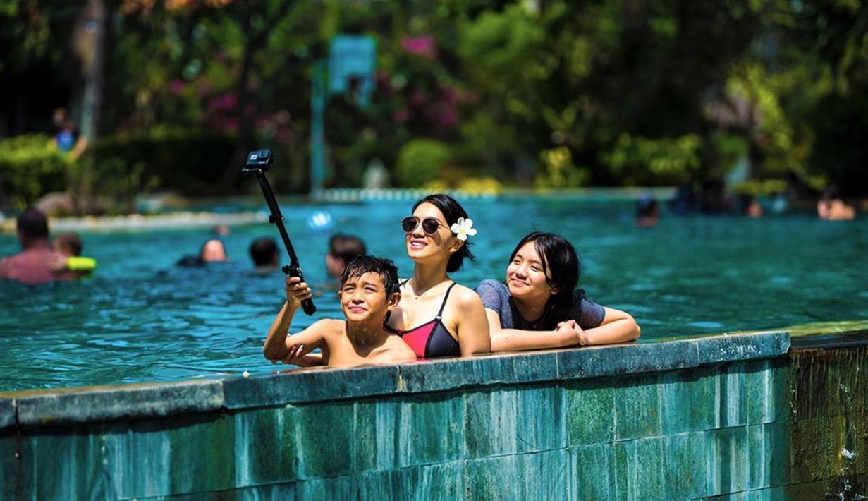 Hampir empat tahun menjanda, Angel yang fokus berkarier ini gak melupakan tanggung jawab sebagai orangtua. Meskipun sibuk, aktris sekaligus presenter ini berusaha meluangkan waktu untuk berkumpul  dengan Lovely maupun Junio. (Liputan6.com/IG/@realangelkaramoy)