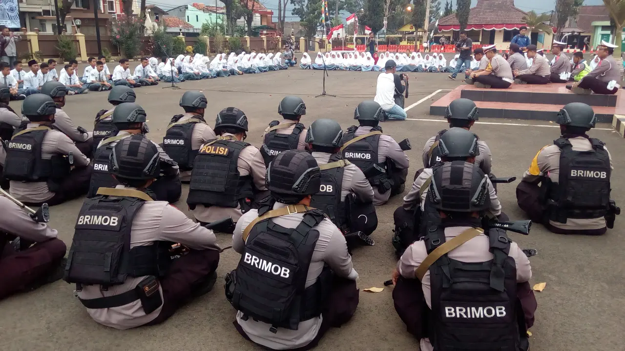 Aparat dan pelajar Garut gelar sholawatan dan doa bersama