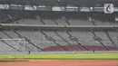 Aktivitas pekerja saat perawatan lapangan Stadion Utama Gelora Bung Karno Senayan, Jakarta Pusat, Kamis (12/1/2023). Perawatan kebersihan Stadion berkapasitas 88.083 penonton tersebut dilakukan secara rutin jelang pertandingan Internasional Sepakbola U-20 di Indonesia yang diikuti 24 negara untuk ajang bergengsi sepak bola yang akan berlangsung 20 Mei hingga 11 Juni 2023 mendatang. (merdeka.com/Iqbal S Nugroho)