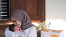 Melihat pengalaman adik iparnya yang tinggal di Madinah, saat bayi lahir dan pulang ke rumah sudah  dalam keadaan disunat. Ia pun mengikuti hal tersebut. “Di sana, setiap bayi laki-laki pulang dari rumah sakit sudah dalam keadaan di sunat,” ujar Zaskia. (Instagram/zaskiadyamecca)