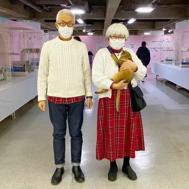 7 Potret Kakek Nenek Selalu Pakai Baju Couple Selama 69 Tahun, Stylish Banget