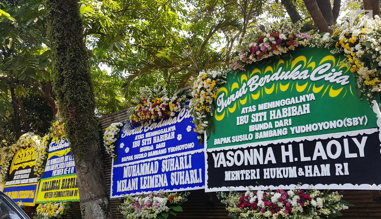 Sejumlah karangan bunga untuk almarhumah Siti Habibah, Ibunda Presiden ke-6 RI, Susilo Bambang Yudhoyono (SBY) di Puri Cikeas, Bogor, Sabtu (31/8/2019). Salah satu karangan bunga duka cita dikirim Menteri Hukum dan HAM Yasonna H Laoly . (Liputan6.com/Herman Zakharia)