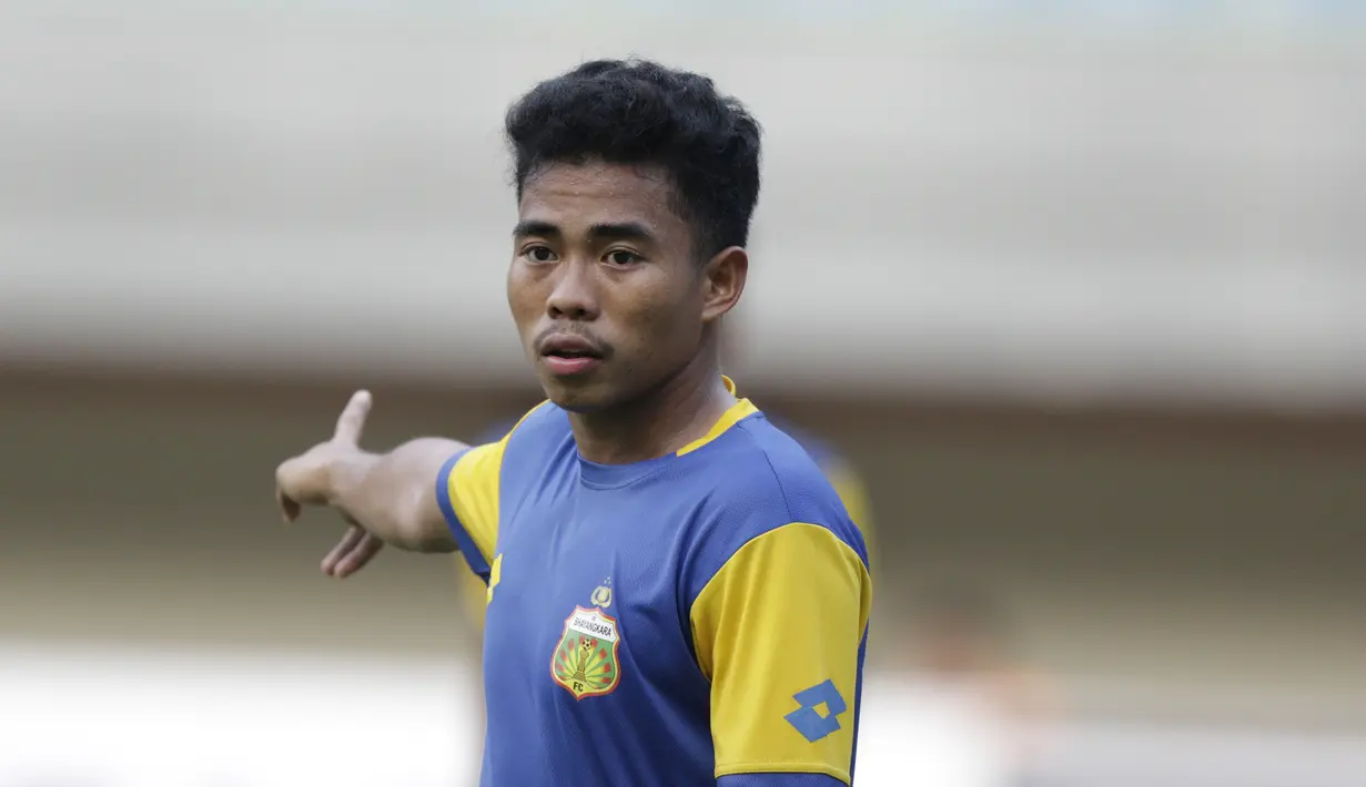 Bek Bhayangkara FC, Nurhidayat, saat melawan Mitra Kukar pada laga Piala Presiden 2019 di Stadion Patriot, Jawa Barat, Senin (11/3). Bhayangkara FC menang 2-1 atas Mitra Kukar. (Bola.com/M Iqbal Ichsan)
