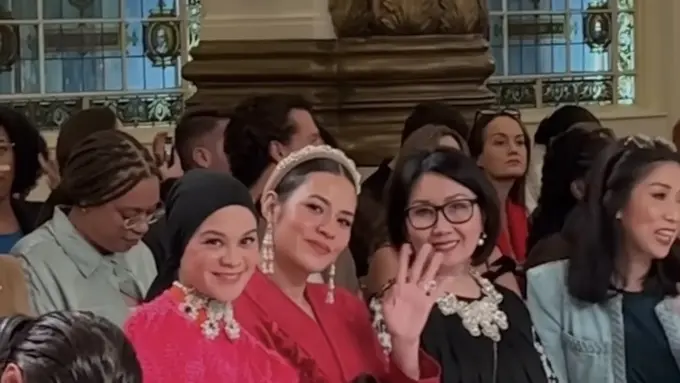 Tampilan Public Figure Indonesia di London Fashion Week