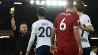 Gelandang Tottenham Hotspur Dele Alli (dua dari kiri) mendapat kartu kuning karena melakukan diving pada laga melawan Liverpool. (AFP/Paul Ellis)