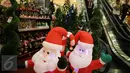 Sejumlah pohon dan pernak-pernik natal yang dijual di Mall Gandaria City, Jakarta, Rabu (9/12/2015). Jelang perayaan hari raya umat Kristen, berbagai pernak-pernik dan hiasan rumah bertema Natal kini mulai marak. (Liputan6.com/Faizal Fanani)