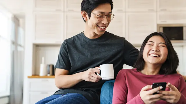 perempuan dan pasangan awal bertemu