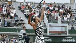 Petenis asal Serbia, Ana Ivanovic melakukan servis saat bertemu petenis asal Jepang Kurumi Nara di putaran kedua wanita di Roland Garros 2016 Perancis Tennis Open di Paris pada 26 Mei 2016. (AFP PHOTO / PHILIPPE LOPEZ)