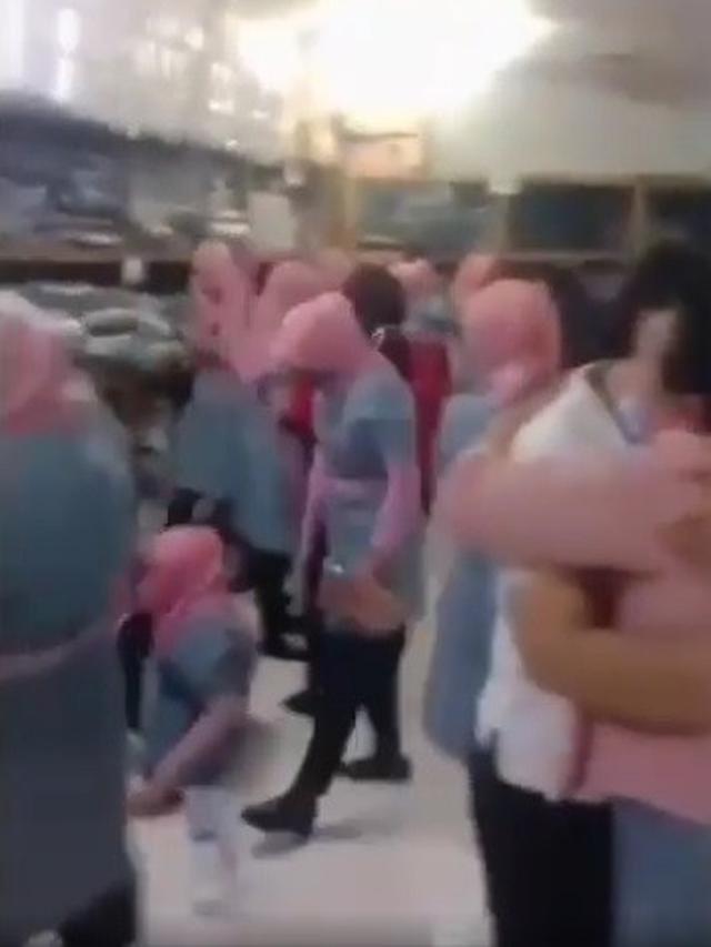 Viral video karyawan Ramayana menangis